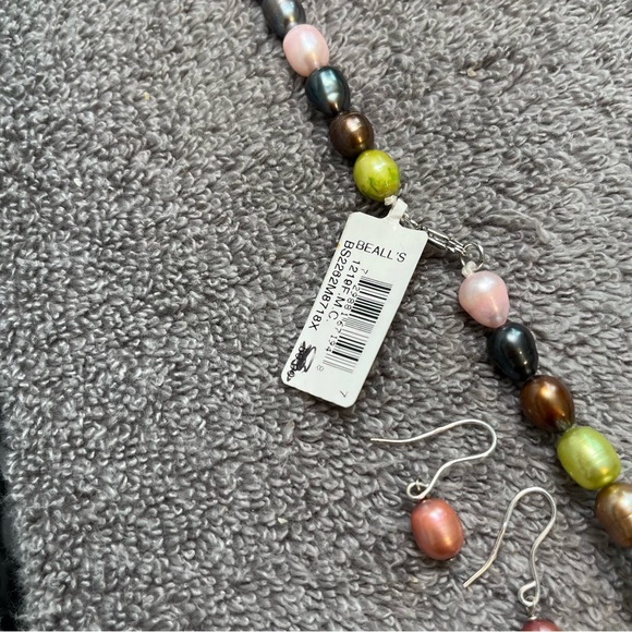 Freshwater Pearl Necklace,Stretch Bracelet And Earrings Set. - Picture 5 of 5